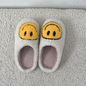 Cozy Kids Smiley Face Slippers - size 11.5/12